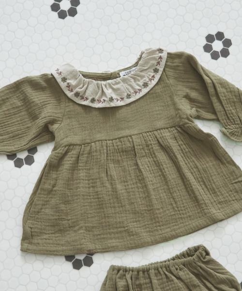 pairmanon（ペアマノン）の「【ベビー】フリル衿 刺繍 セットアップ（その他ベビーウェア・キッズ・カーキ/ラベンダー/ブルー・80/70）」の7枚目の写真