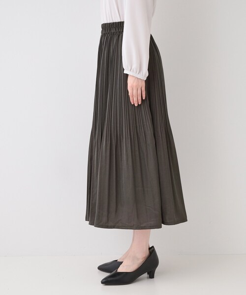 SHOO・LA・RUE（シューラルー）の「【セレモニーにも】ひらりと揺れる上品シルエット サテンプリーツスカート（スカート・レディース・チャコールグレー/ライトグレー/ブラック・00）」の4枚目の写真