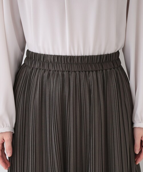 SHOO・LA・RUE（シューラルー）の「【セレモニーにも】ひらりと揺れる上品シルエット サテンプリーツスカート（スカート・レディース・チャコールグレー/ライトグレー/ブラック・00）」の6枚目の写真