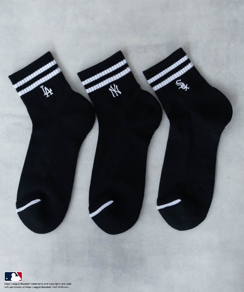 MLB(メジャーリーグベースボール)の「【3足組】ワンポイントロゴラインソックス(クォーター丈)(ソックス/靴下・メンズ・ホワイト/ブラック・25-27CM)」の2枚目の写真