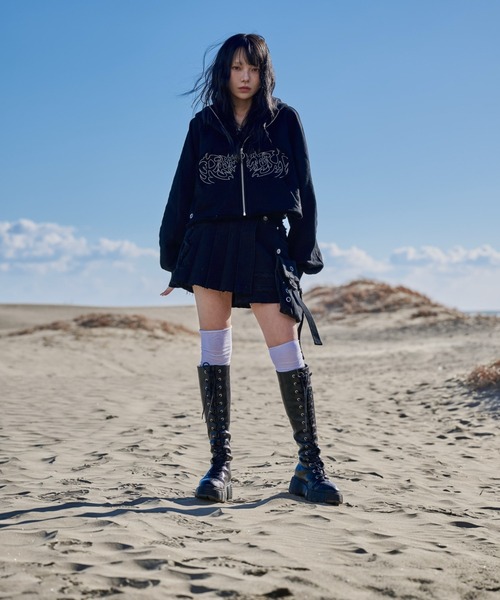 REFLEM(レフレム)の「『REFLEM/レフレム』ツノ付きクロップドZIPパーカー/ジップアップパーカー(パーカー・レディース・チャコールグレー/ブラック・FREE)」の20枚目の写真