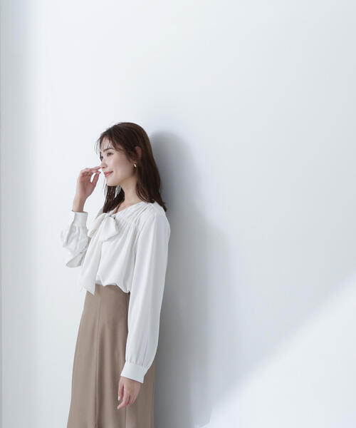 NATURAL BEAUTY BASIC(ナチュラルビューティーベーシック)の「◇Vネックリボンタイブラウス(シャツ/ブラウス・レディース・ラベンダー/オフホワイト/ネイビー・MEDIUM/SMALL)」の16枚目の写真