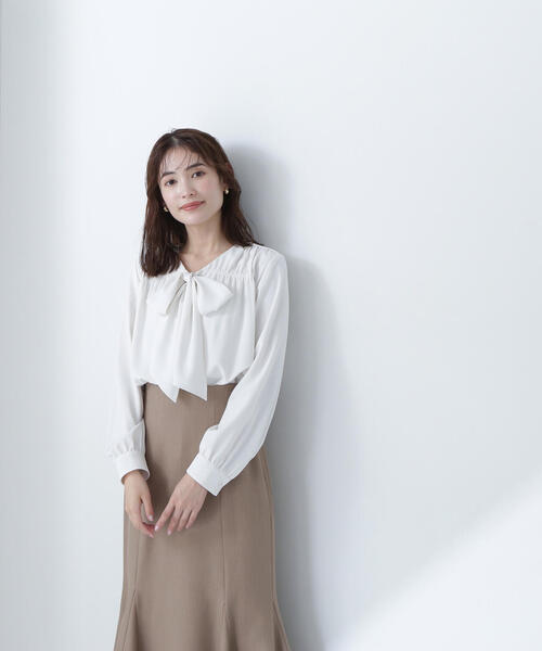 NATURAL BEAUTY BASIC(ナチュラルビューティーベーシック)の「◇Vネックリボンタイブラウス(シャツ/ブラウス・レディース・ラベンダー/オフホワイト/ネイビー・MEDIUM/SMALL)」の13枚目の写真