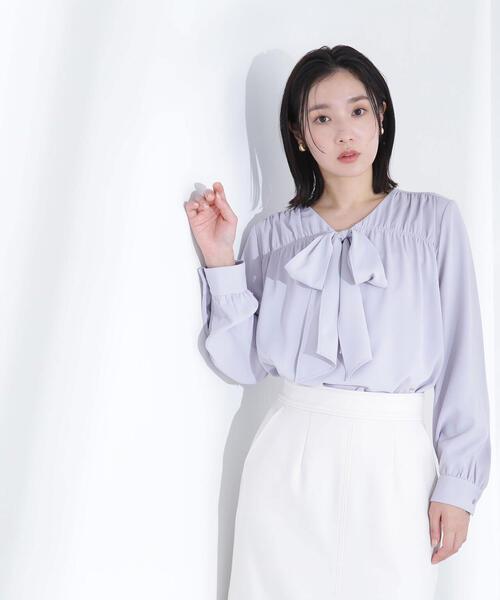 NATURAL BEAUTY BASIC(ナチュラルビューティーベーシック)の「◇Vネックリボンタイブラウス(シャツ/ブラウス・レディース・ラベンダー/オフホワイト/ネイビー・MEDIUM/SMALL)」の6枚目の写真