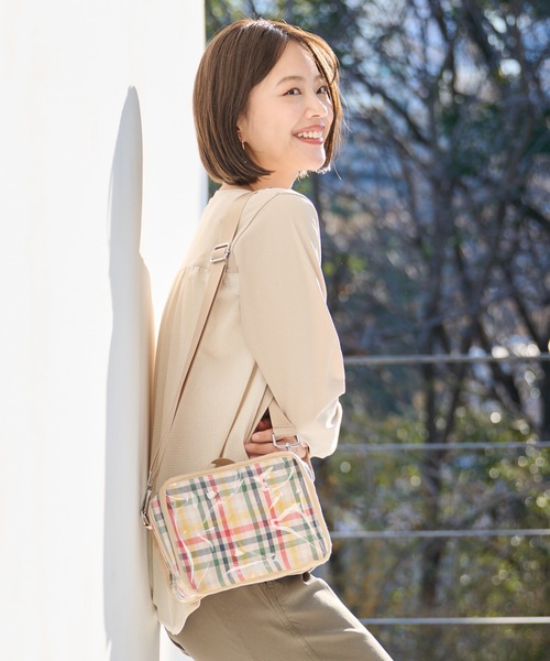 Arnold Palmer(アーノルドパーマー)の「ラミネート × タイベック ショルダーバッグ(ショルダーバッグ・レディース・キャメル/ベージュ/ブラック・F)」の3枚目の写真