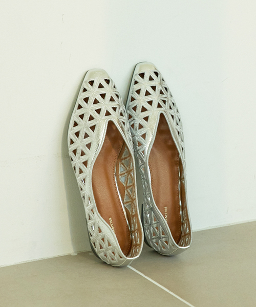 Au BANNISTER（オゥバニスター）の「【Vibram/ヴィブラムソール】フラットパンプス（パンプス・レディース・イエロー/シルバー/アイボリー/ブラック・35/36/37/38/39）」の4枚目の写真