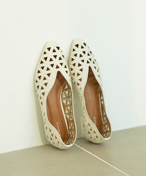 Au BANNISTER（オゥバニスター）の「【Vibram/ヴィブラムソール】フラットパンプス（パンプス・レディース・イエロー/シルバー/アイボリー/ブラック・35/36/37/38/39）」の2枚目の写真