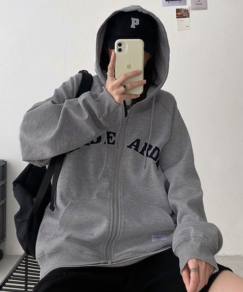 VIBGYOR（ヴィブジョー）の「[NARULA/ナルラ]カレッジスタイル オーバーサイズ ロゴ フーディー(CZ)（パーカー・レディース・グレー/ブラック・FREE）」の2枚目の写真