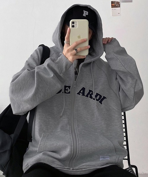 VIBGYOR（ヴィブジョー）の「[NARULA/ナルラ]カレッジスタイル オーバーサイズ ロゴ フーディー(CZ)（パーカー・レディース・グレー/ブラック・FREE）」の3枚目の写真