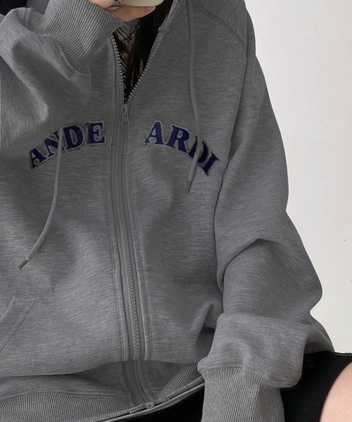 VIBGYOR（ヴィブジョー）の「[NARULA/ナルラ]カレッジスタイル オーバーサイズ ロゴ フーディー(CZ)（パーカー・レディース・グレー/ブラック・FREE）」の4枚目の写真