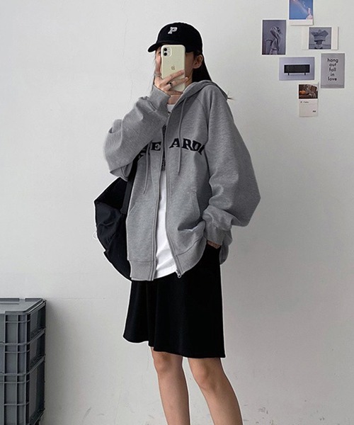 VIBGYOR（ヴィブジョー）の「[NARULA/ナルラ]カレッジスタイル オーバーサイズ ロゴ フーディー(CZ)（パーカー・レディース・グレー/ブラック・FREE）」の5枚目の写真