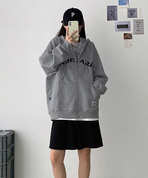 VIBGYOR（ヴィブジョー）の「[NARULA/ナルラ]カレッジスタイル オーバーサイズ ロゴ フーディー(CZ)（パーカー・レディース・グレー/ブラック・FREE）」の6枚目の写真