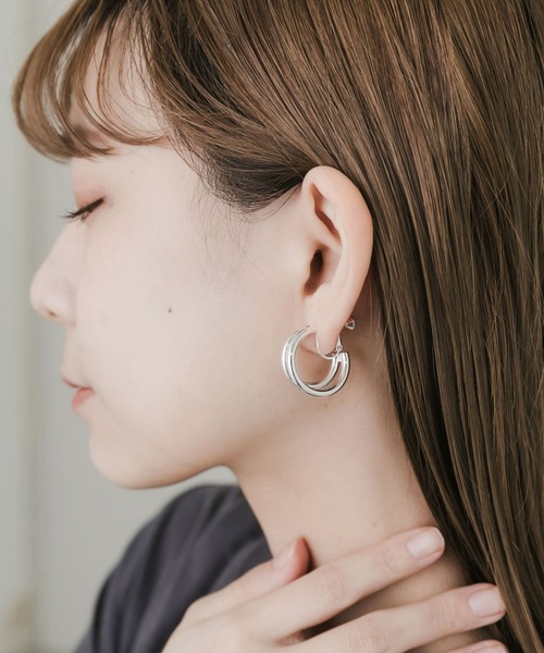 SMELLY（スメリー）の「ダブルラインフープイヤリング（イヤリング・レディース・シルバー・-）」の6枚目の写真