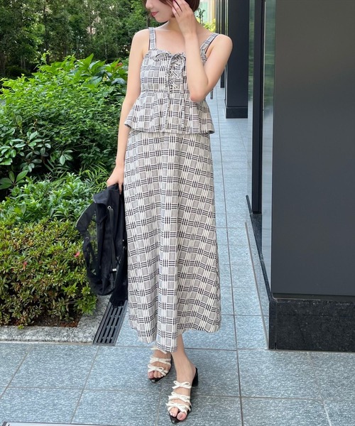 AND COUTURE(アンドクチュール)の「フロントレースアップチェックジャンスカ(ジャンパースカート・レディース・ベージュ系その他/ブラック系その他・FREE)」の3枚目の写真