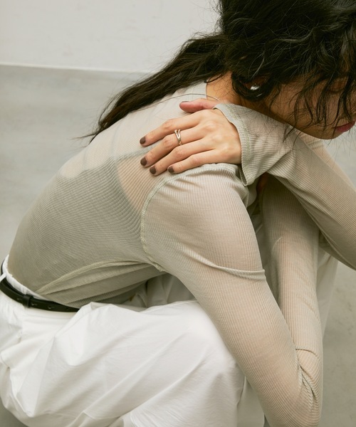 Lutim by u（ルチバイユー）の「Sheer rib loose cuff tops / シアーリブルーズカフスクルーネックトップス（Tシャツ/カットソー・レディース・クリーム/オフホワイト/ブラック/グレイッシュベージュ・FREE）」の4枚目の写真