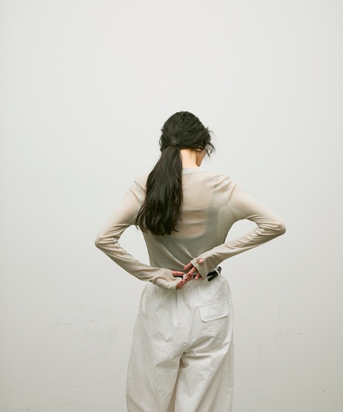 Lutim by u（ルチバイユー）の「Sheer rib loose cuff tops / シアーリブルーズカフスクルーネックトップス（Tシャツ/カットソー・レディース・クリーム/オフホワイト/ブラック/グレイッシュベージュ・FREE）」の21枚目の写真