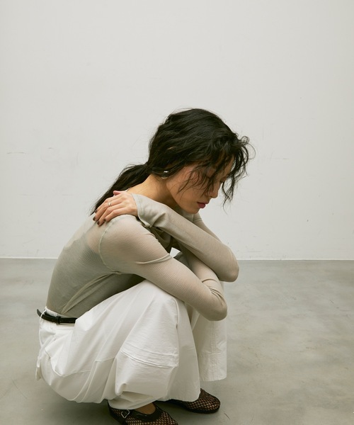 Lutim by u（ルチバイユー）の「Sheer rib loose cuff tops / シアーリブルーズカフスクルーネックトップス（Tシャツ/カットソー・レディース・クリーム/オフホワイト/ブラック/グレイッシュベージュ・FREE）」の17枚目の写真