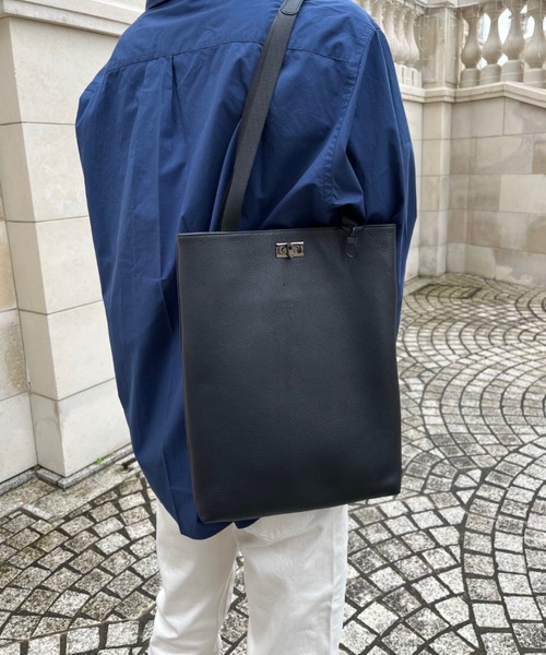 waku（ワク）の「WK-0101　waku　『KURO Series』 ひねり金具付きトート　※A4収納可（トートバッグ・メンズ・ブラック・FREE）」の2枚目の写真