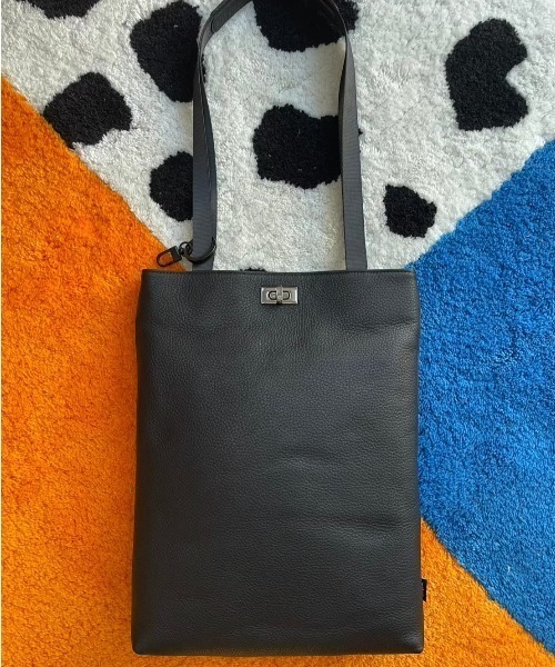 waku（ワク）の「WK-0101　waku　『KURO Series』 ひねり金具付きトート　※A4収納可（トートバッグ・メンズ・ブラック・FREE）」の3枚目の写真