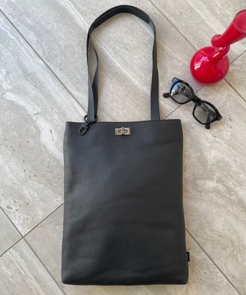 waku（ワク）の「WK-0101　waku　『KURO Series』 ひねり金具付きトート　※A4収納可（トートバッグ・メンズ・ブラック・FREE）」の5枚目の写真