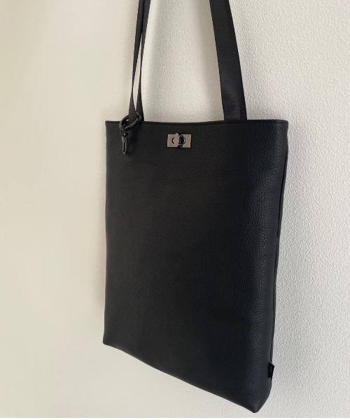 waku（ワク）の「WK-0101　waku　『KURO Series』 ひねり金具付きトート　※A4収納可（トートバッグ・メンズ・ブラック・FREE）」の7枚目の写真