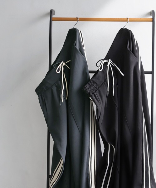 antiqua(アンティカ)の「サイドライントラックパンツ(その他パンツ・レディース・グレー/ブラック・MEDIUM/LARGE)」の9枚目の写真