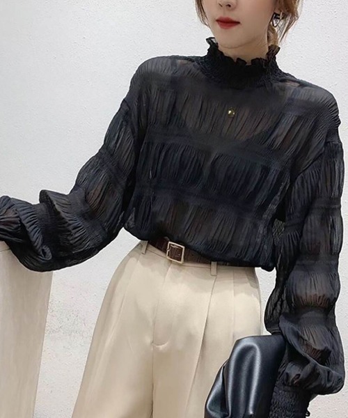 maison de LATIR(メゾンドラティール)の「シアー素材シャーリング長袖シャツブラウス(シャツ/ブラウス・レディース・ホワイト/ブラック・FREE)」の2枚目の写真