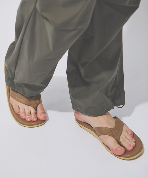 ISLAND SLIPPER(アイランドスリッパ)の「【ISLAND SLIPPER / アイランドスリッパ】スムースレザー トングサンダル / PT202 PB202(サンダル・メンズ・ベージュ/ブラック・8/9/10)」の1枚目の写真