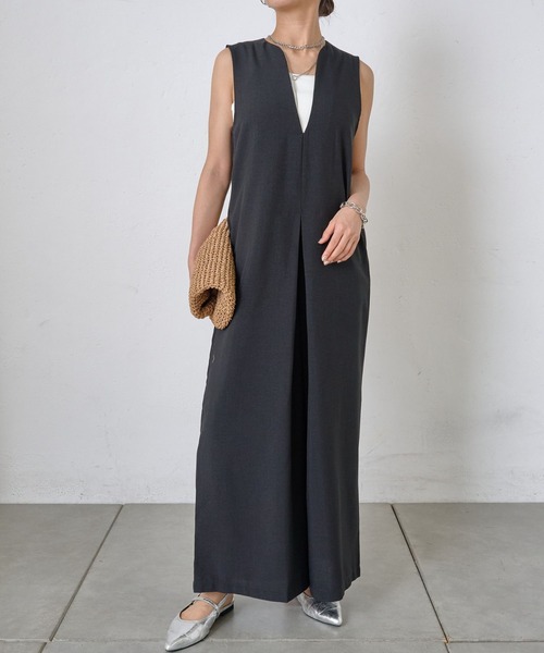 COLONY 2139(コロニートゥーワンスリーナイン)の「Vネックロンパース(つなぎ/オールインワン・レディース・ブラック/ブラウン・FREE)」の2枚目の写真