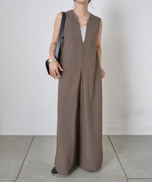 COLONY 2139(コロニートゥーワンスリーナイン)の「Vネックロンパース(つなぎ/オールインワン・レディース・ブラック/ブラウン・FREE)」の11枚目の写真