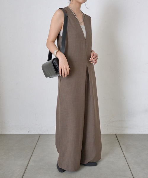 COLONY 2139(コロニートゥーワンスリーナイン)の「Vネックロンパース(つなぎ/オールインワン・レディース・ブラック/ブラウン・FREE)」の12枚目の写真