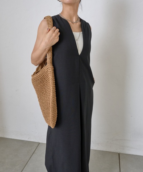 COLONY 2139(コロニートゥーワンスリーナイン)の「Vネックロンパース(つなぎ/オールインワン・レディース・ブラック/ブラウン・FREE)」の8枚目の写真