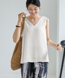 ゆったりとしたタンク型Vネックブラウス