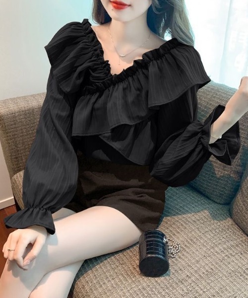 gossip!ロサンゼルス(ゴシップロサンゼルス)の「ストライプボリュームフリル 2wayシルエットオフショルダーブラウス(シャツ/ブラウス・レディース・カーキ/ブラック/ホワイト・FREE)」の2枚目の写真
