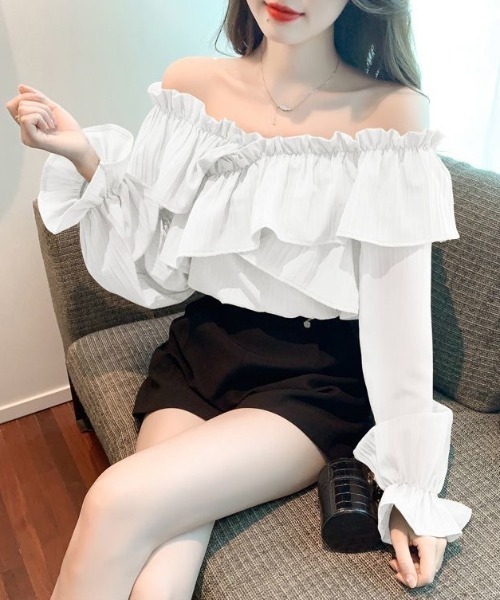 gossip!ロサンゼルス(ゴシップロサンゼルス)の「ストライプボリュームフリル 2wayシルエットオフショルダーブラウス(シャツ/ブラウス・レディース・カーキ/ブラック/ホワイト・FREE)」の4枚目の写真