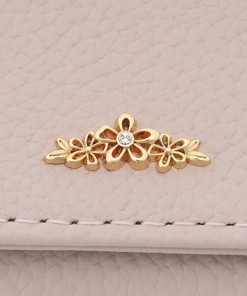 Afternoon Tea（アフタヌーンティー）の「フラワーチャーム付き本革ミニ財布/Afternoon Tea PREMIUM（財布・レディース・ライトグレー・ONE SIZE）」の4枚目の写真