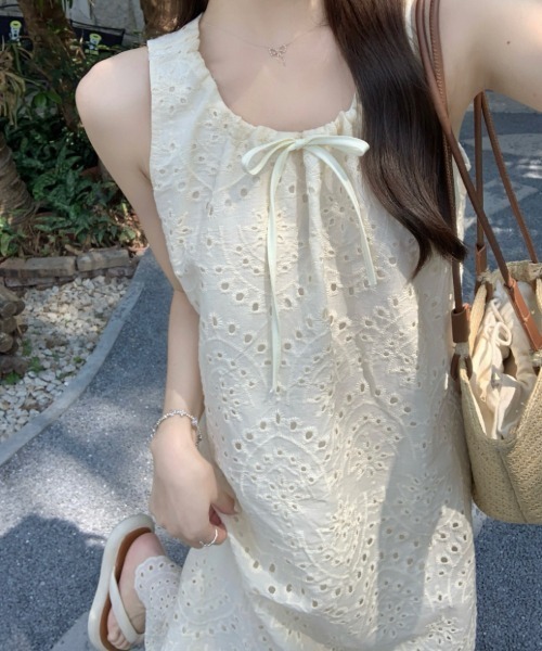 Aelina(エリナ)の「ノースリーブワンピース(ワンピース・レディース・ホワイト/ベージュ・F)」の5枚目の写真
