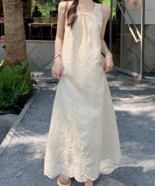 Aelina(エリナ)の「ノースリーブワンピース(ワンピース・レディース・ホワイト/ベージュ・F)」の4枚目の写真