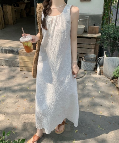 Aelina(エリナ)の「ノースリーブワンピース(ワンピース・レディース・ホワイト/ベージュ・F)」の3枚目の写真