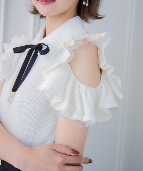 couture BY ROJITA(クチュールバイロジータ)の「ショルダーラッフルフリルトップス(Tシャツ/カットソー・レディース・ボルドー/ブラック/ホワイト・FREE)」の4枚目の写真