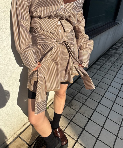 Ameri(アメリ)の「STRIPE SHIRT DETAIL MINI SKIRT(スカート・レディース・ブルー/ブラウン・SMALL/MEDIUM)」の3枚目の写真