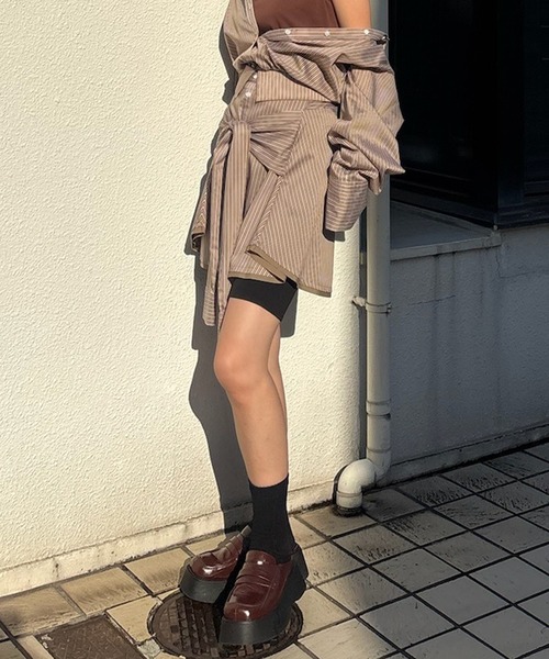 Ameri(アメリ)の「STRIPE SHIRT DETAIL MINI SKIRT(スカート・レディース・ブルー/ブラウン・SMALL/MEDIUM)」の5枚目の写真