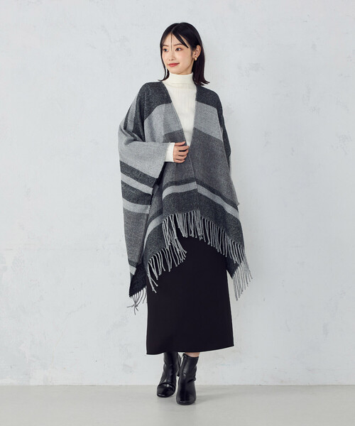 MONO　COMME CA（モノコムサ）の「ボーダー柄 ポンチョストール（ストール/ショール・レディース・グレー/ベージュ・FREE）」の2枚目の写真