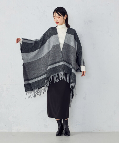MONO　COMME CA（モノコムサ）の「ボーダー柄 ポンチョストール（ストール/ショール・レディース・グレー/ベージュ・FREE）」の3枚目の写真