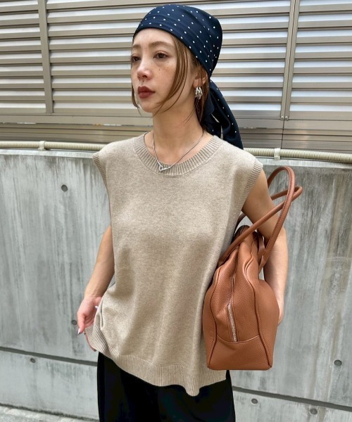 HANNE(アン)の「バックスリットニットベスト(ニット/セーター・レディース・ベージュ/グレー・FREE)」の6枚目の写真
