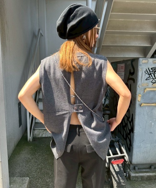 HANNE(アン)の「バックスリットニットベスト(ニット/セーター・レディース・ベージュ/グレー・FREE)」の14枚目の写真