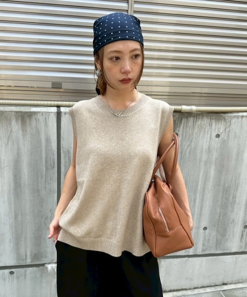 HANNE(アン)の「バックスリットニットベスト(ニット/セーター・レディース・ベージュ/グレー・FREE)」の5枚目の写真