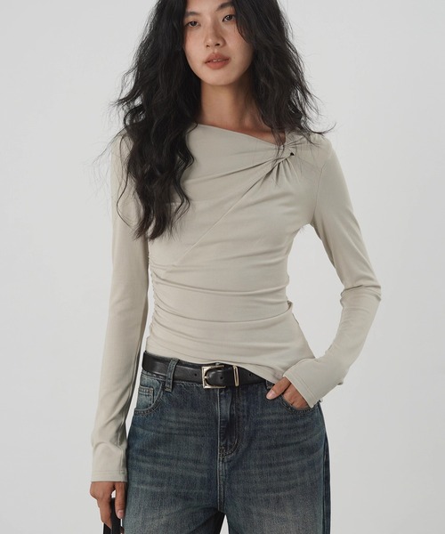 EIGHTHMONTH(エイスマンス)の「アシンメトリーツイストトップ EM25a071【EIGHTHMONTH】(Tシャツ/カットソー・レディース・ライトベージュ/ブラック・S/M)」の1枚目の写真