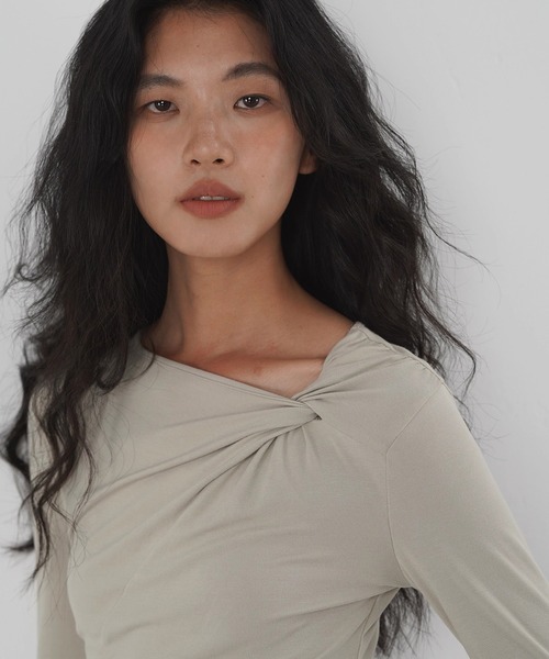 EIGHTHMONTH(エイスマンス)の「アシンメトリーツイストトップ EM25a071【EIGHTHMONTH】(Tシャツ/カットソー・レディース・ライトベージュ/ブラック・S/M)」の5枚目の写真
