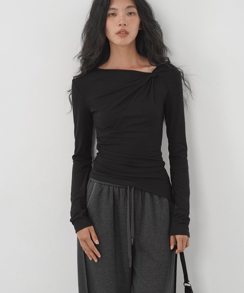 EIGHTHMONTH(エイスマンス)の「アシンメトリーツイストトップ EM25a071【EIGHTHMONTH】(Tシャツ/カットソー・レディース・ライトベージュ/ブラック・S/M)」の10枚目の写真
